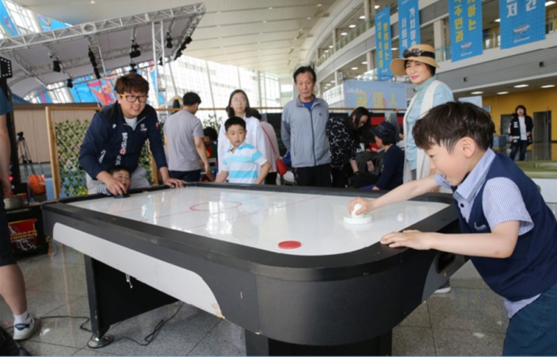 광명 스피돔 스포츠 체험존에서 아빠와 아이가 땀을 흘리며 즐거운 시간을 보내고 있다. (사진=국민체육진흥공단)