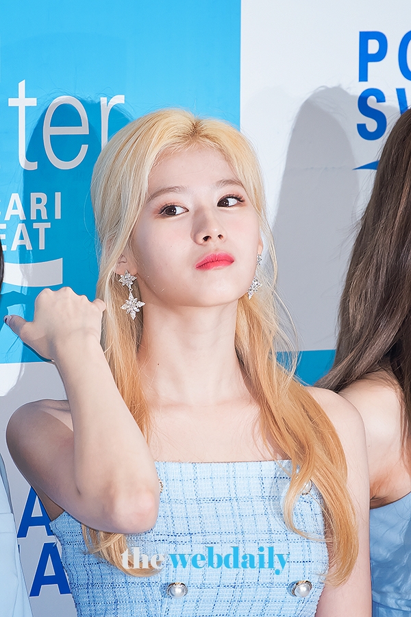 TWICE(트와이스) 사나, 포카리스웨트 이온워터 X 트와이스 팬사인회 현장
