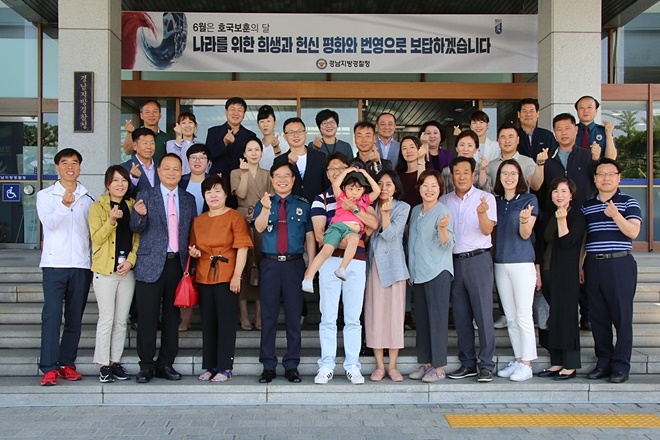 김창룡 청장이 자랑스런 경남경찰에 선정된 직원들과 기념촬영.(사진제공=경남경찰청)
