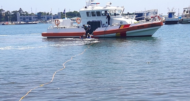의식잃은 잠수부를 구조하고 있다.(사진제공=울산해양경찰서)
