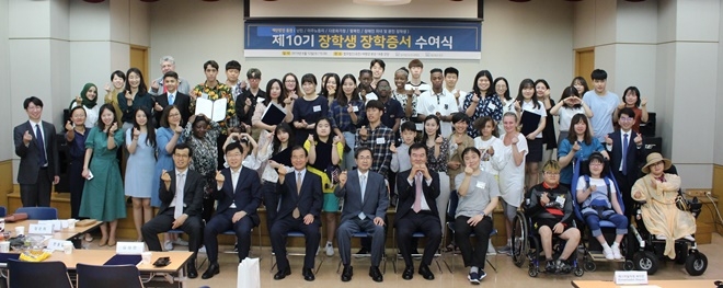 6월 12일 법무법인 태평양 18층 강당에서 열린 제10기 장학생 장학증서 수여식 기념촬영.(사진제공=재단법인 동천)