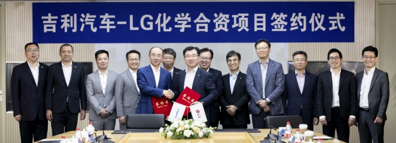 지리 자동차 펑칭펑 부총재(왼쪽)와 LG화학 김종현 사장(오른쪽)이 전기차 배터리 합작법인 계약 체결 후 악수를 나누고 있다. (사진=LG화학)