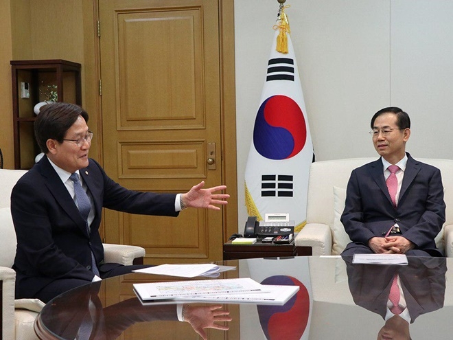 신동근 의원이 조재연 법워너행정처장을 만나 서북부지원·지청 설치에 적극지원을 요청하고 있다.(사진제공=신동근의원실)