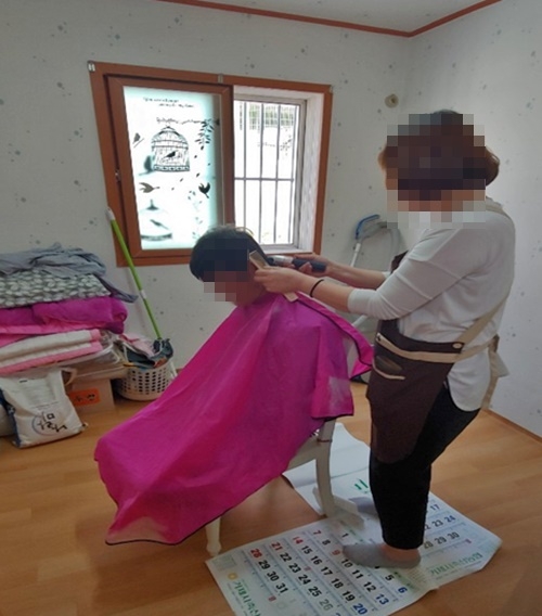미용사 경력 사회봉사대상자가 어르신 머리를 손질하고 있다.(사진제공=통영준법지원센터)
