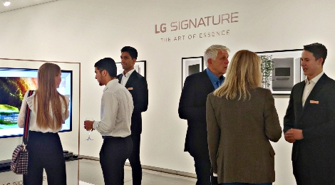 현지시간 13일 노르웨이 오슬로에서 진행한 출시행사에서 참석자들이 초프리미엄 'LG 시그니처'를 살펴보고 있다. 사진=LG전자