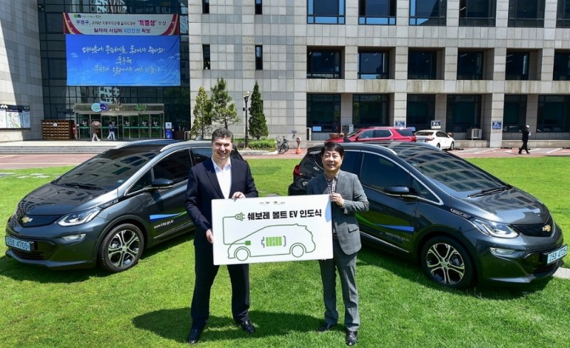 쉐보레 볼트EV 인도식 기념 촬영.(사진=한국지엠)
