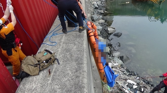 익수자를 구조하고 있다. (사진제공=부산남부소방서)