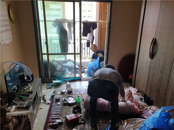사회봉사대상자가 장애 독거노인 집안 청소를 하고 있다.(사진제공=창원준법지원센터)