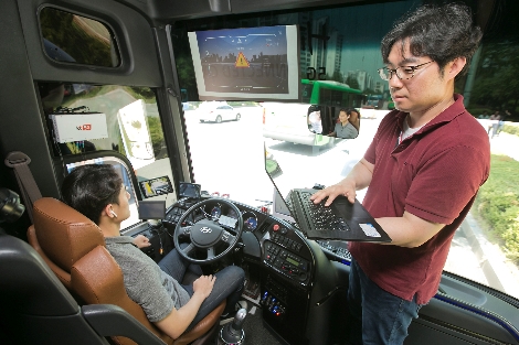 KT 직원들이 자율주행 버스를 활용해 서울 강북 지역에서 5G-V2X 기술을 실증하고 있는 모습. 사진=KT
