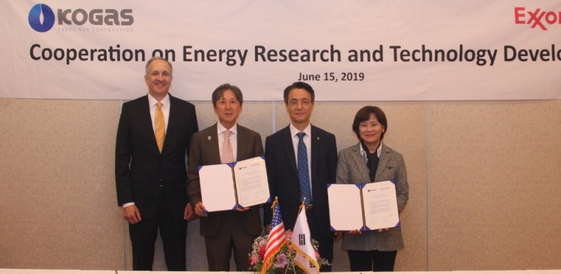 왼쪽부터 엑손모빌 Alessandro Faldi Senior Technology Advisor, 정성욱 한국총괄사장, 한국가스공사 김영두 사장 직무대리, 최양미 기술사업본부장. (사진=한국가스공사)