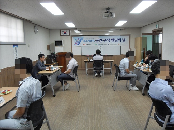 수형자들이 사복을 착용하고 면접에 임하고 있다.(사진제공=울산구치소)