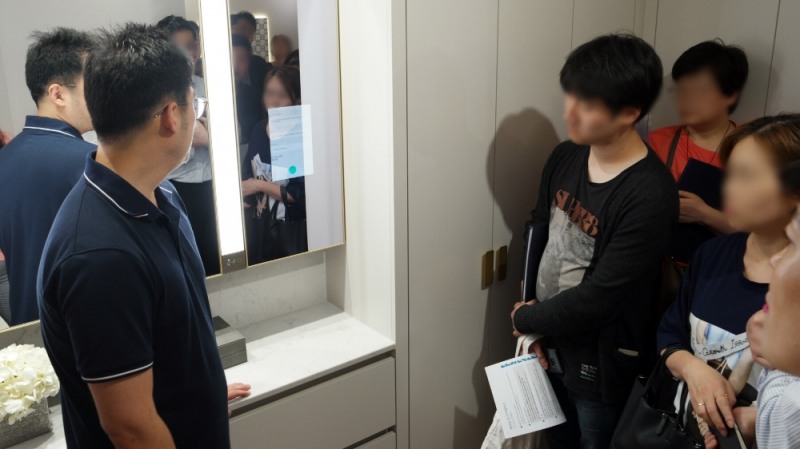 드레스룸에 설치된 스마트미러 시연 모습.(사진=삼성물산)
