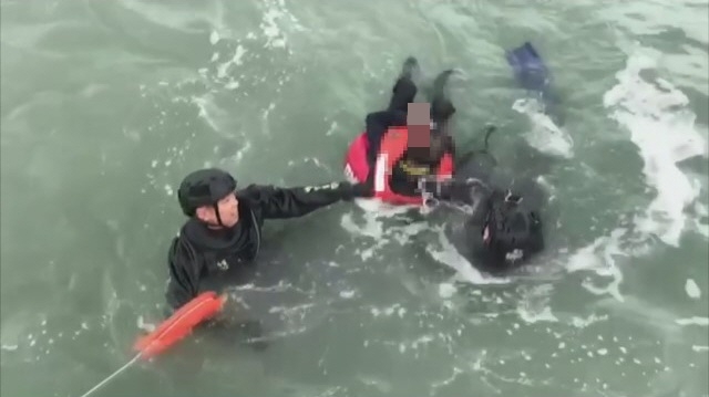갯바위에 고립된 레저객 1명을 구조하고 있다.(사진제공=울산해양경찰서)