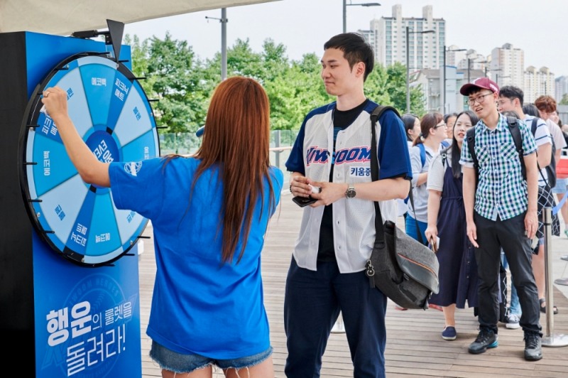 경기장을 찾은 야구팬이 ‘행운의 룰렛 이벤트’에 참여하며 즐거운 시간을 보내고 있다.(사진=스테이션3)