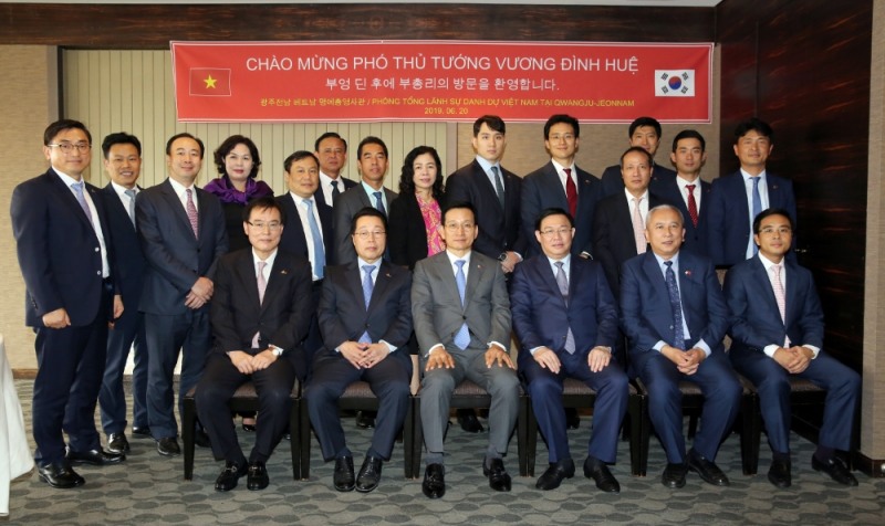 (앞줄 왼쪽 세 번째)호반그룹 김상열 회장과 부엉 딘 후에 베트남 부총리상열 회장과 부엉 딘 후에 베트남 부총리가 기념 촬영을 하고 있다.(사진=호반건설)