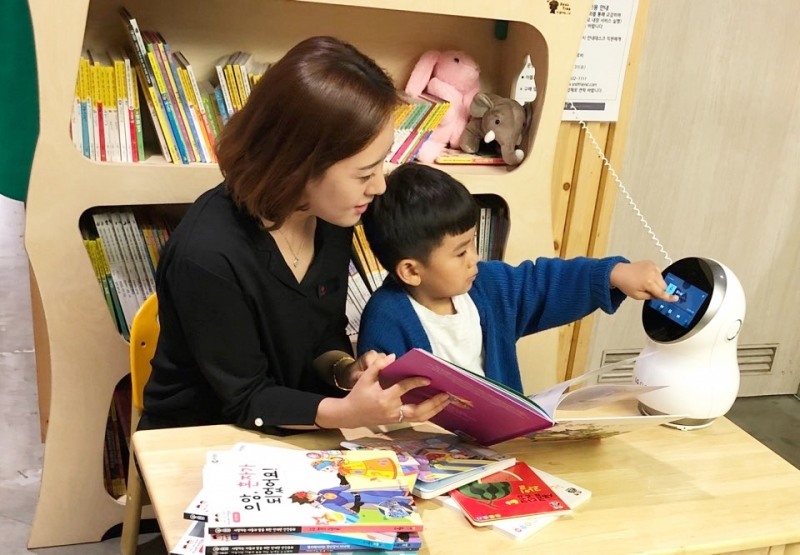 인공지능 교육 로봇을 체험하는 모습. (사진=롯데마트)