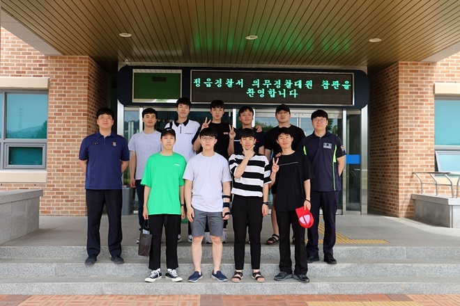 정읍경찰서 의무경찰대원이 교정시설을 참관하고 기념촬영.(사진제공=정읍교도소)