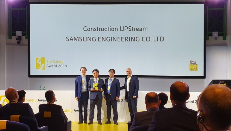 시상식에 참석한 관계자들이 기념촬영을 하고 있다.(왼쪽부터 지오반니 밀라니 ENI 안전환경 부문장, 삼성엔지니어링 서문태 주바이르 프로젝트 총괄매니저, 소한수 주바이르 프로젝트 컨트롤매니저, 콘스탄티노 체사 ENI 조달부문장)
