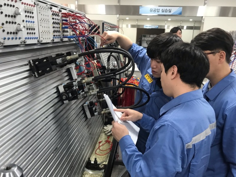 포스코 청년 구직자 취업지원 교육 유공압제어 실습장면. (사진=포스코)
