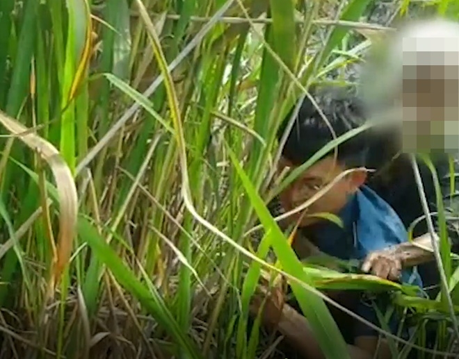 갈대숲에 빠진 치매할머니를 업고 구조하고 있다.(사진제공=경남경찰청)