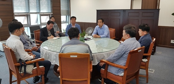 문상모 거제시지역위원장이 마산지방해양수산청장과 면담을 하고 있다.(사진제공=더불어민주당 거제시지역위원회)