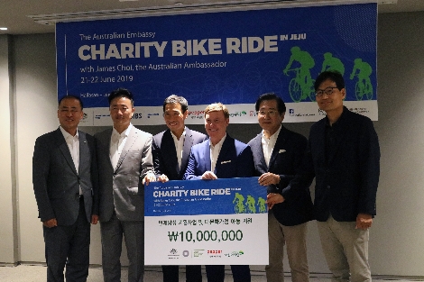 페퍼저축은행 관계자가 호주대사관 주최 제주도 라이딩대회를 후원하며 기념촬영을 하고 있다. 사진=페퍼저축은행