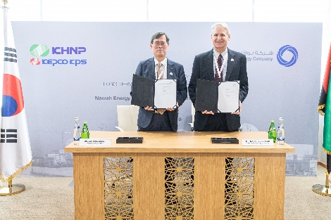 왼쪽부터 정재훈 KHNP CEO와 마크 레드먼 Nawah CEO가 기념촬영을 하고 있다. 사진=한국수력원자력
