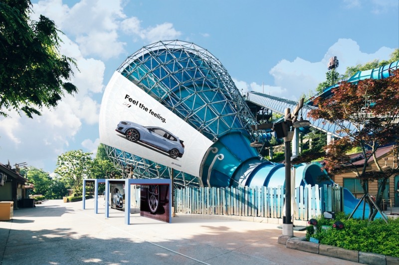 현대자동차 고성능 브랜드 N을 체험할 수 있는 'N Blue Circuit in 캐리비안베이'로 꾸며진 캐리비안베이 인기 슬라이드 '메가스톰'의 모습.(사진=현대자동차)