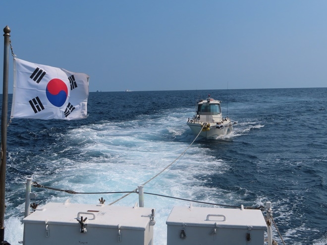 표류 레저보트를 예인하고 있다.(사진제공=부산해양경찰서)
