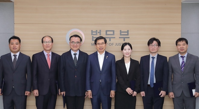 박상기 법무부 장관(가운데)이 6월 25일 정부과천청사에서 적극행정을 펼친 법무부 우수 공무원 및 산하공공기관 직원들과 기념촬영을 하고 있다.(사진제공=법무부)