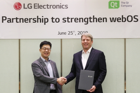 LG전자 CTO 박일평 사장(왼쪽), Qt사 CEO 유하 바렐리우스가 MOU를 체결한 뒤 악수하고 있다. 사진=LG전자