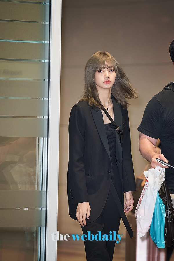 BLACKPINK(블랙핑크) 리사, 인천국제공항 출국 현장