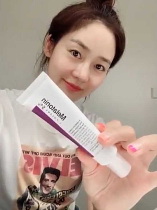 성유리, 26일 인스타그램 통해 투명하게 빛나는 민낯 피부결 공개