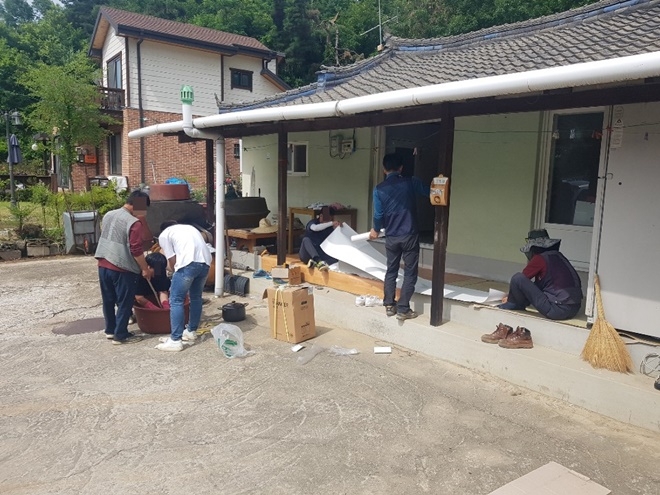 사회봉사명령대상자들이 6·25참전 유공자 가정에 도배, 장판교체 등 주거환경개선 작업을 하고 있다.(사진제공=안동준법지원센터)