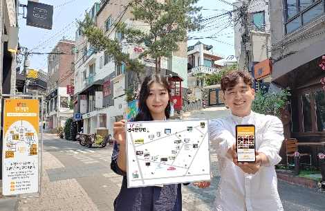 모델들이 LG유플러스가 실시하는 경리단길 재생 프로젝트를 홍보하고 있다. 사진=LG유플러스