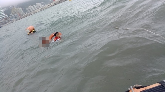 수영객을 구조하고 있다.(사진제공=부산해양경찰서)