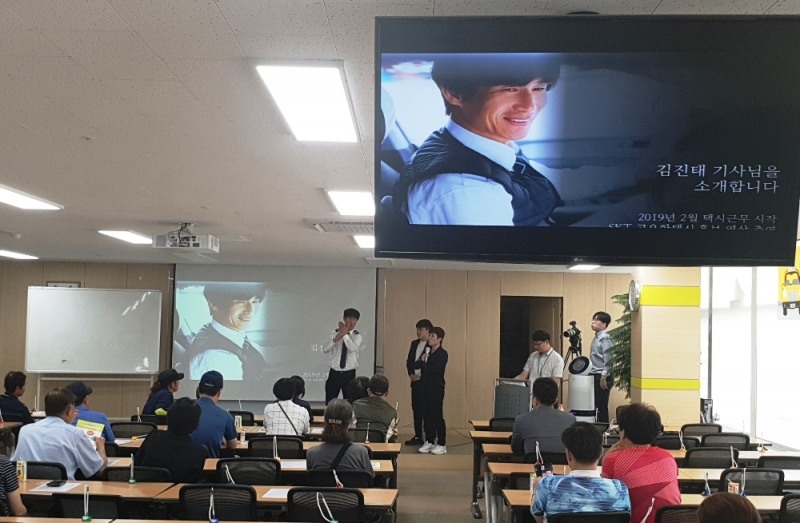 27일 열린 ‘고요한 택시’ 취업설명회에서 청각장애인 택시기사 김진태씨가 직무를 설명하고 있다.(사진=SK이노베이션)