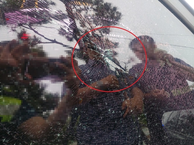 차량유리창에 난 구멍.(사진제공=부산경찰청)