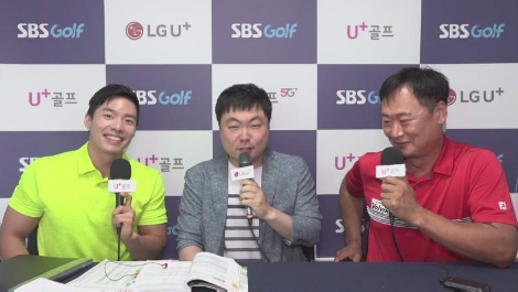 베어즈베스트 청라cc에서 열린 ‘기아자동차 제33회 한국여자오픈 골프선수권대회’에서 SBS 김홍기 해설위원이 갤러리로 골프장을 찾은 U+골프 시청자와 함께 경기를 중계하고 있는 모습. 사진=LG유플러스