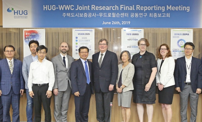 HUG 부산 본사에서 이재광 HUG 사장(좌측 다섯 번째)을 비롯하여 우드로윌슨센터와 도시재생 분야 공동연구 최종보고회 참석자들이 기념촬영을 하고 있다.(사진=HUG)