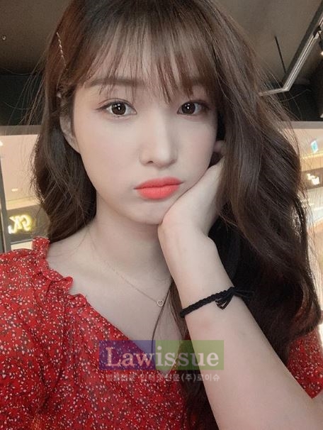 율희의 변함없는 화사한 미모가 인상적이다 / 출처 : INSTAGRAM