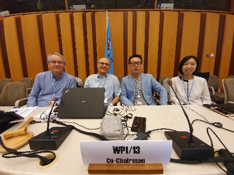 이번 회의를 주재한 한국 국가대표단 수석대표 김형수 박사(KT)와 ITU 워킹파티 의장단. 사진=KT