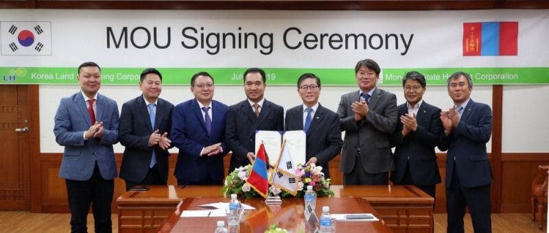 변창흠 LH 사장(사진 왼쪽 다섯 번째), 히쳉구이(Khicheengui Jantsan) 몽골주택공사 사장(왼쪽 네 번째), 나랑척트 산자(Narantsogt Sanjaa) 몽골 재무부 사무차관(왼쪽 세 번째), 수흐바타르 버르후(Sukhbaatar Borkhuu) 울란바토르 주택공사 사장(왼쪽 두 번째)과 관계자들이 기념사진을 촬영하고 있다.(사진=LH)