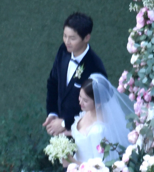 ‘송중기 탈모사진’과도 같은 미확인 사안들이 대중들의 입소문만 무성하다 / 출처 NEWSIS