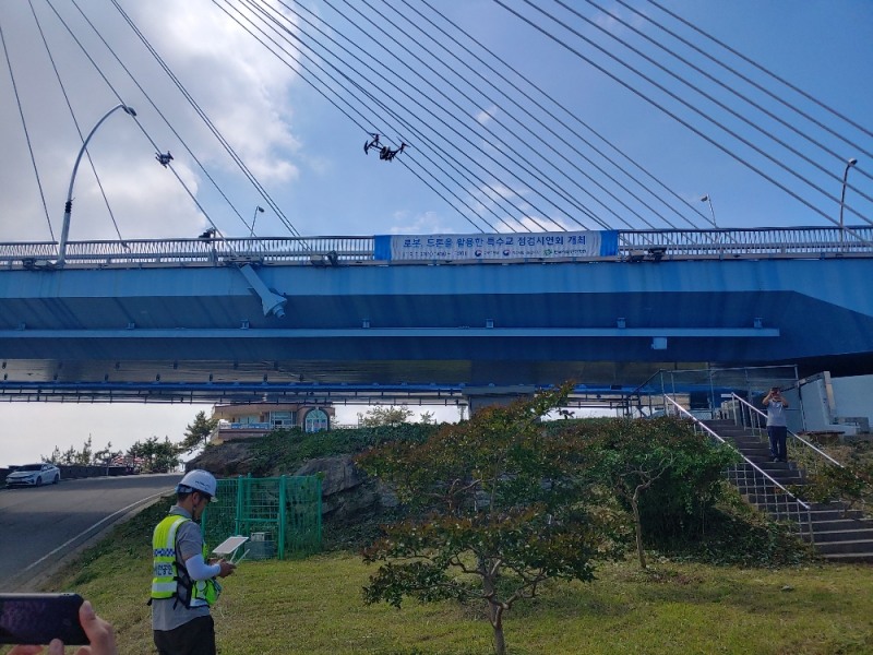 한국시설안전공단(이사장 박영수) 특수교관리센터는 익산지방국토관리청(청장 김철흥)과 공동으로 케이블점검로봇, 드론 등 4차산업혁명 기술을 활용한 특수교량의 점검기술 시연을 실시했다.(사진= 한국시설안전공단)