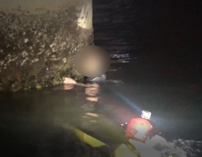 대교구조물을 붙잡고 있는 익수자를 구조하고 있다.(사진제공=부산해양경찰서)