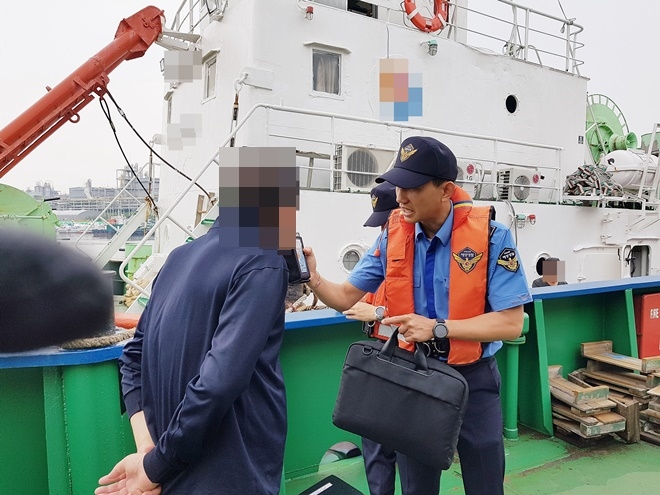 선박음주운항을 단속하고 있다.(사진제공=남해지방해양경찰청)