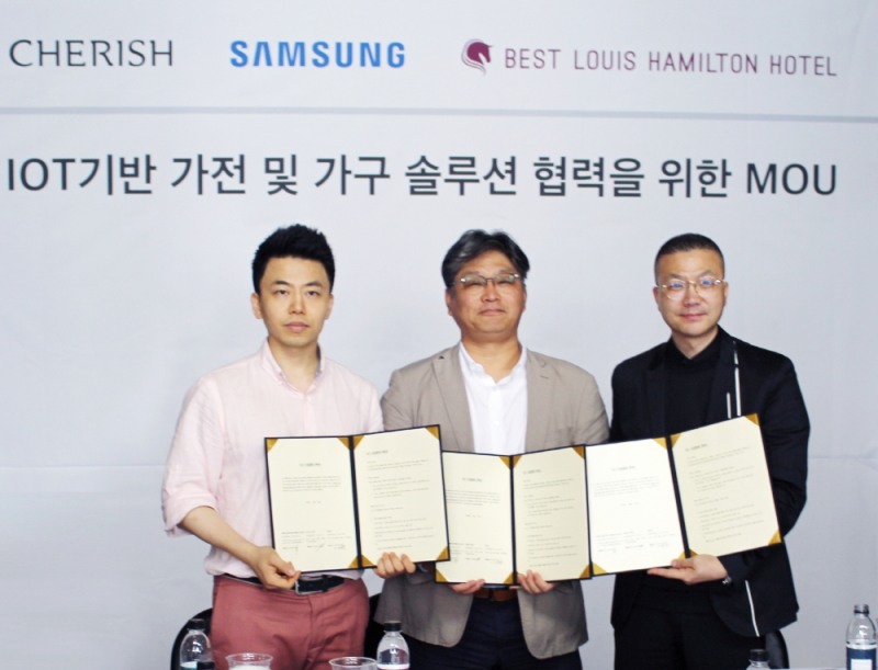 체리쉬 유경호 부사장(왼쪽), 삼성전자 임영수 상무(가운데), 베스트루이스해밀턴그룹 신호경 회장(오른쪽)이업무 협약 체결 후 기념촬영을 하고 있다. (사진=체리쉬 제공)