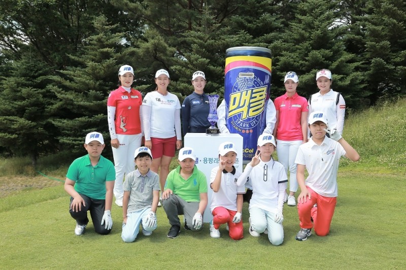 왼쪽부터 KLPGA 프로골퍼 윤슬아, 박채윤, 조정민, 최은송, 최혜진과 유소년 골퍼들.(사진=일화)