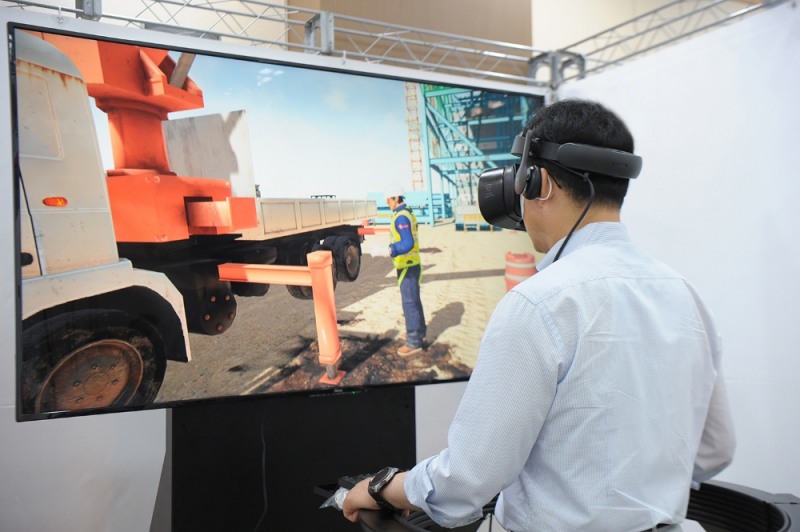 롯데건설 하석주 대표이사가 VR장비를 활용해 낙하물 사고 상황을 체험 중이다.(사진=롯데건설)